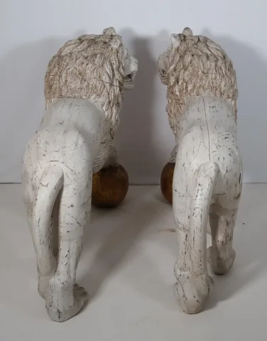 Grande Paire De Lions  En Bois Patiné Italie Fin XIXe Siècle