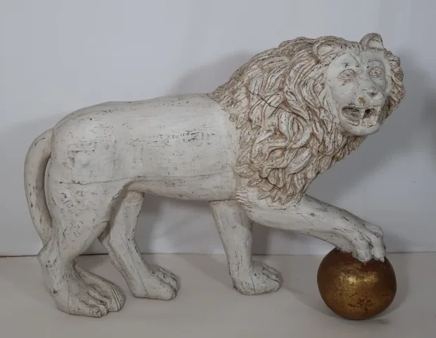 Grande Paire De Lions  En Bois Patiné Italie Fin XIXe Siècle