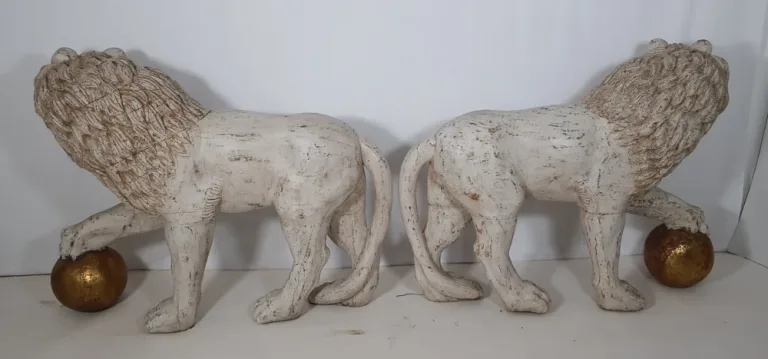 Grande Paire De Lions  En Bois Patiné Italie Fin XIXe Siècle