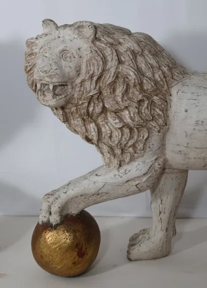 Grande Paire De Lions  En Bois Patiné Italie Fin XIXe Siècle