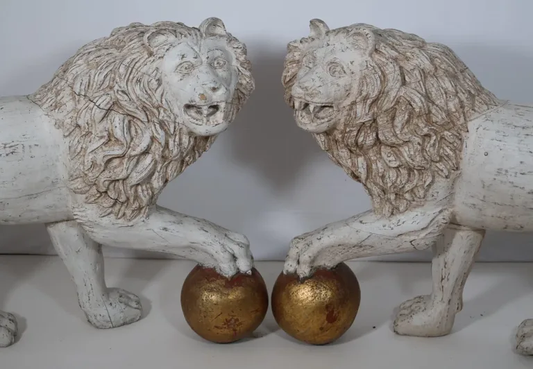 Grande Paire De Lions  En Bois Patiné Italie Fin XIXe Siècle