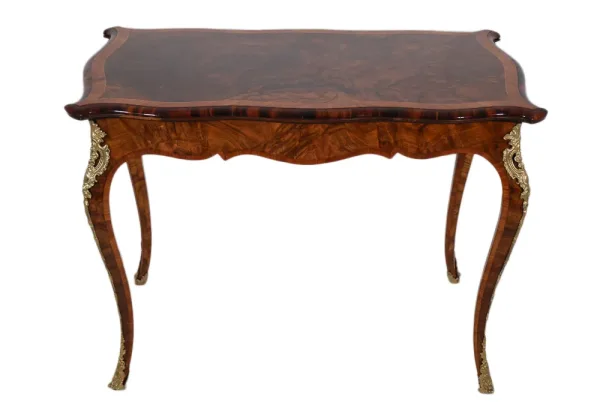 Table à jeux en ronce de noyer Edwards et Roberts circa 1890