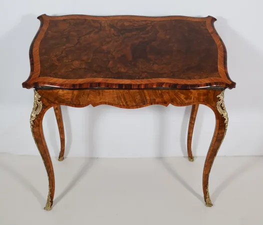 Table à jeux en ronce de noyer Edwards et Roberts circa 1890