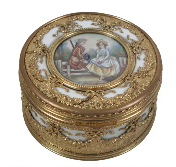 SCHMUCKKASTEN AUS PORZELLAN
