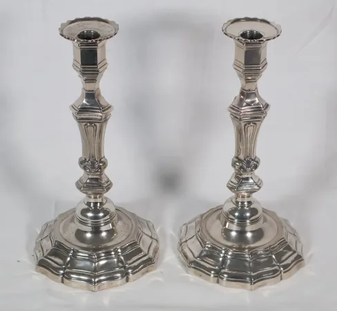 Kerzenleuchter und Tafelaufsatz aus Silber