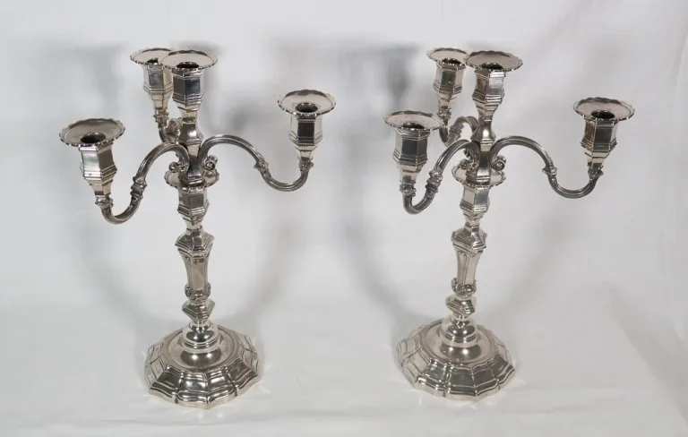 Kerzenleuchter und Tafelaufsatz aus Silber