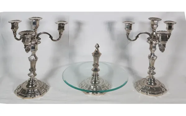 Kerzenleuchter und Tafelaufsatz aus Silber