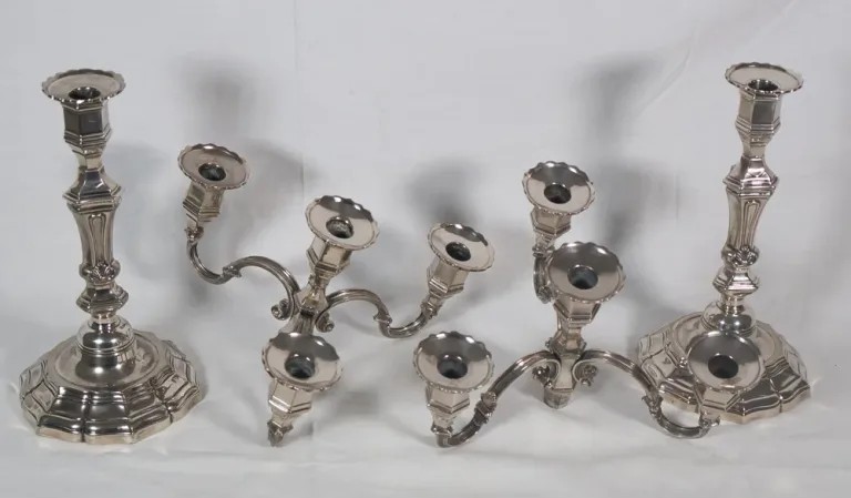 Kerzenleuchter und Tafelaufsatz aus Silber