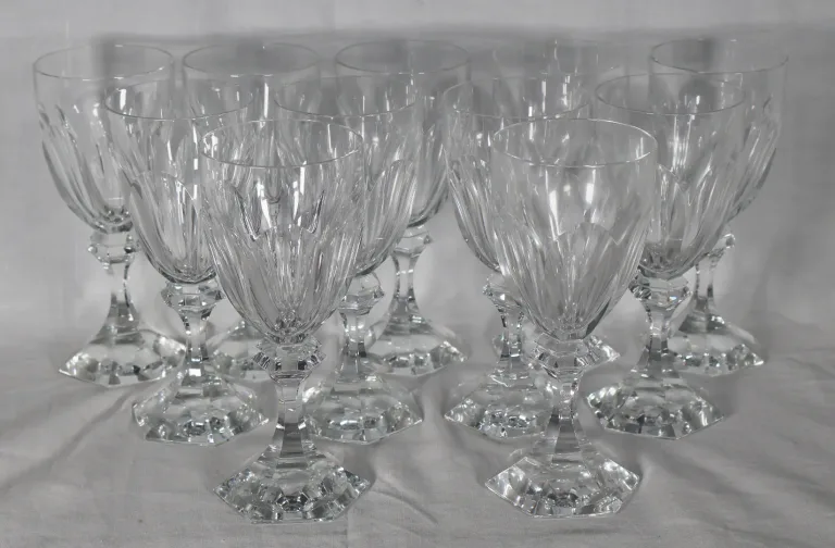 série de 11 Verres à eau modèle CHAMBORD de la cristallerie de St LOUIS