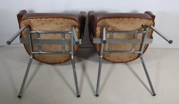 Paire de fauteuils en skaï années 50-60