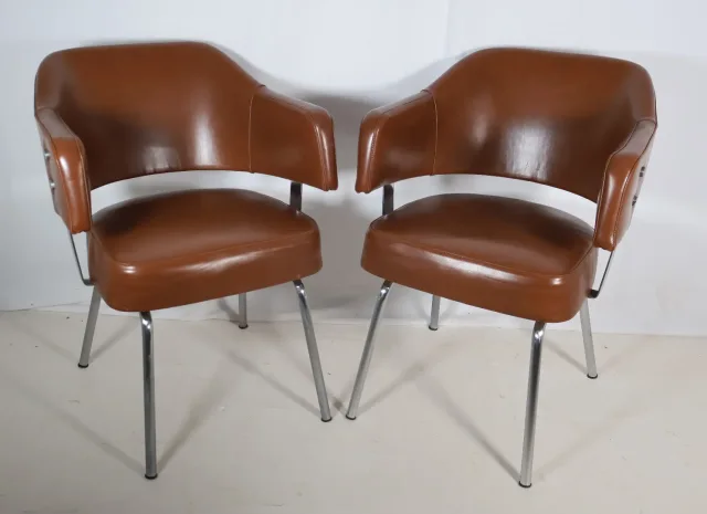 Paire de fauteuils en skaï années 50-60