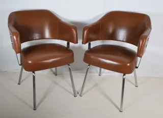 Paire de fauteuils en skaï années 50-60