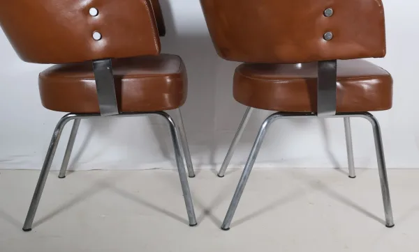 Paire de fauteuils en skaï années 50-60