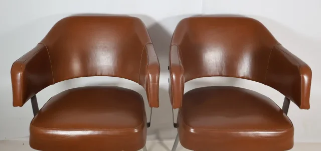 Paire de fauteuils en skaï années 50-60