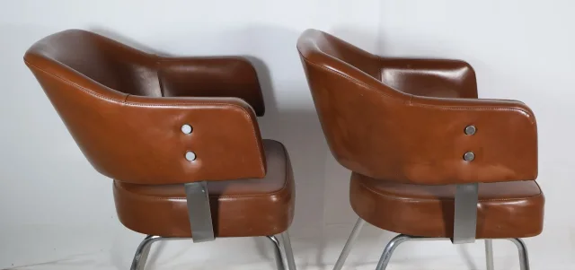 Paire de fauteuils en skaï années 50-60
