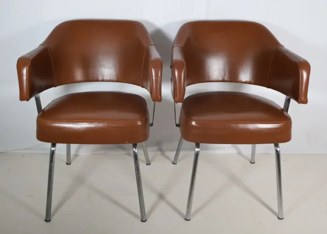 Paire de fauteuils en skaï années 50-60