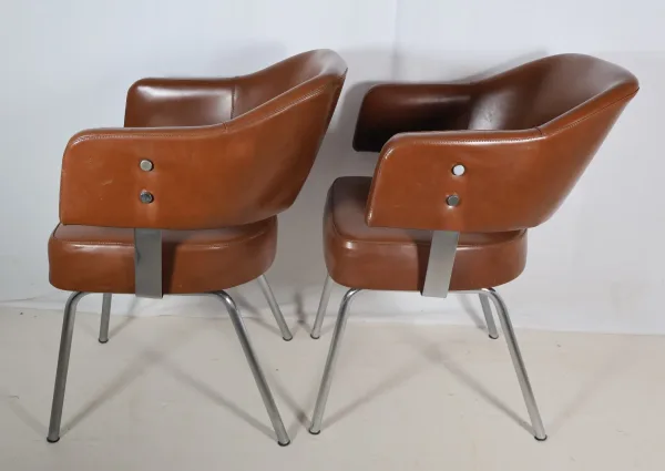 Paire de fauteuils en skaï années 50-60