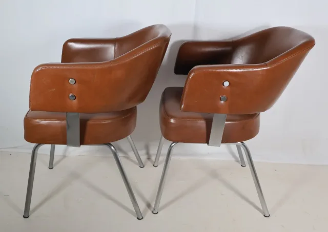 Paire de fauteuils en skaï années 50-60