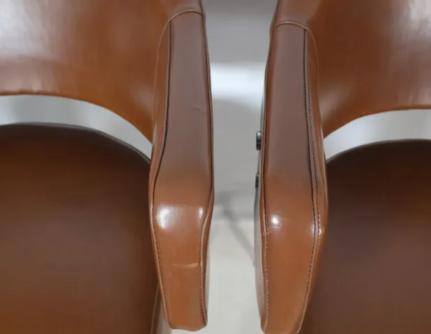 Paire de fauteuils en skaï années 50-60
