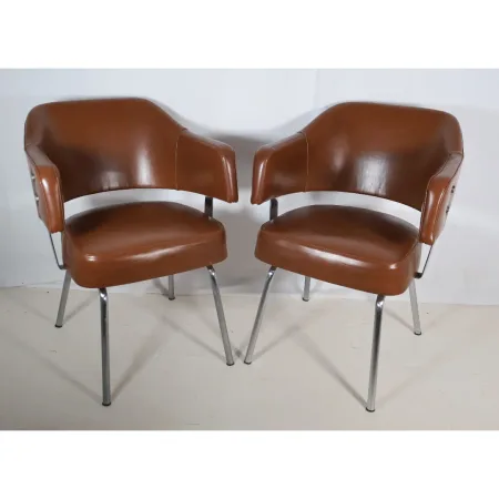 Paire de fauteuils en skaï années 50-60
