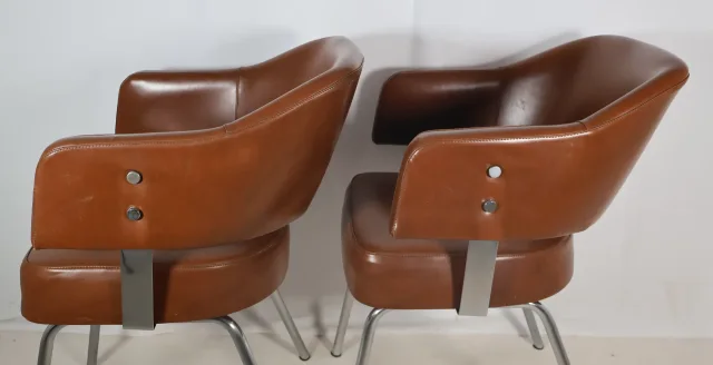 Paire de fauteuils en skaï années 50-60