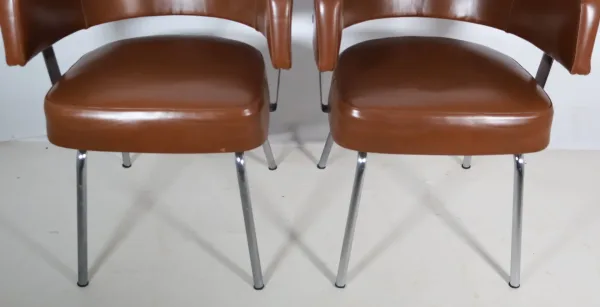 Paire de fauteuils en skaï années 50-60