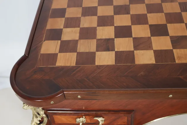 Table tric-trac en bois de rose et amarante – Époque Louis XV