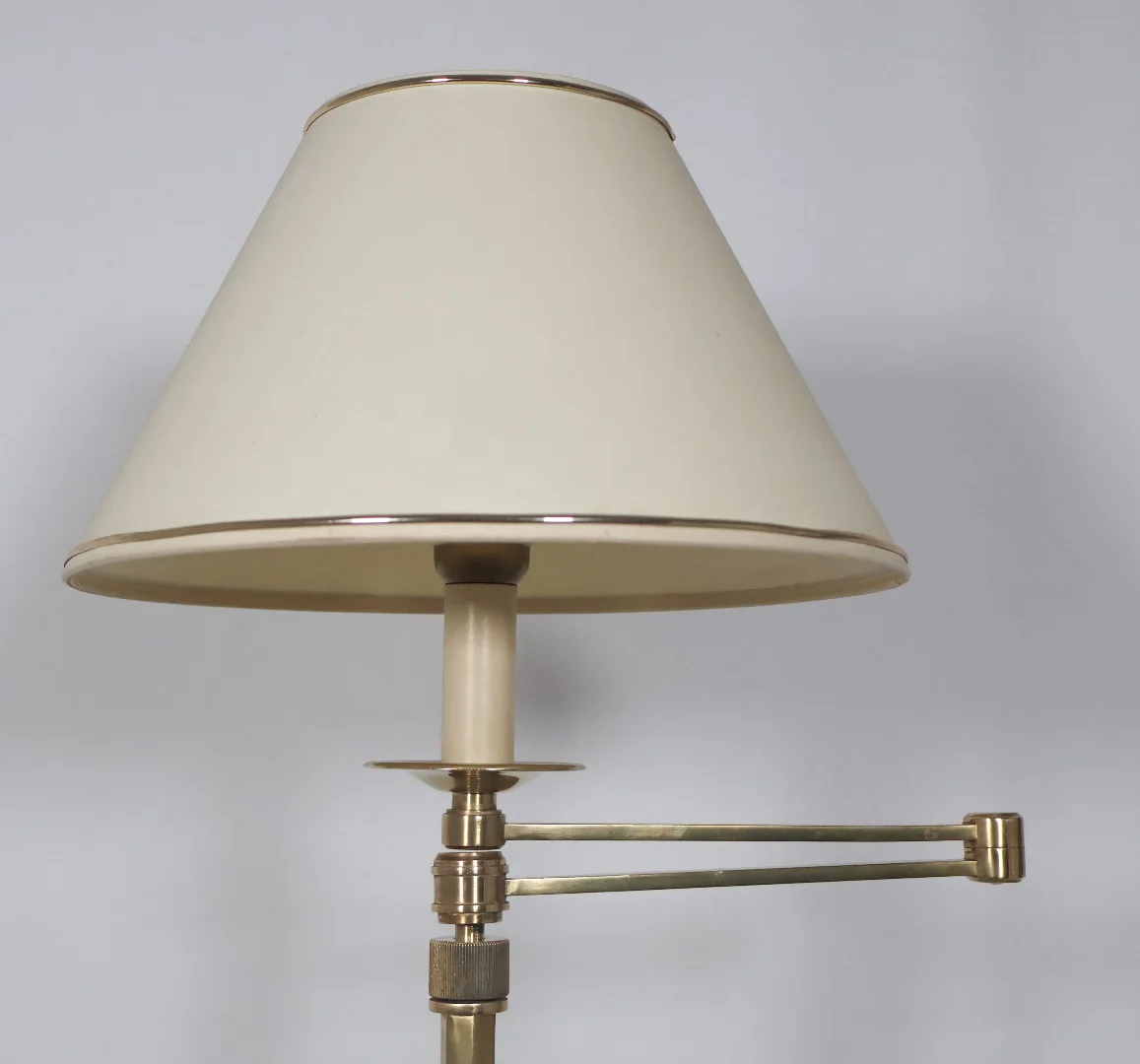 Lampadaire liseuse en bronze doré Maison Baguès, années 1970