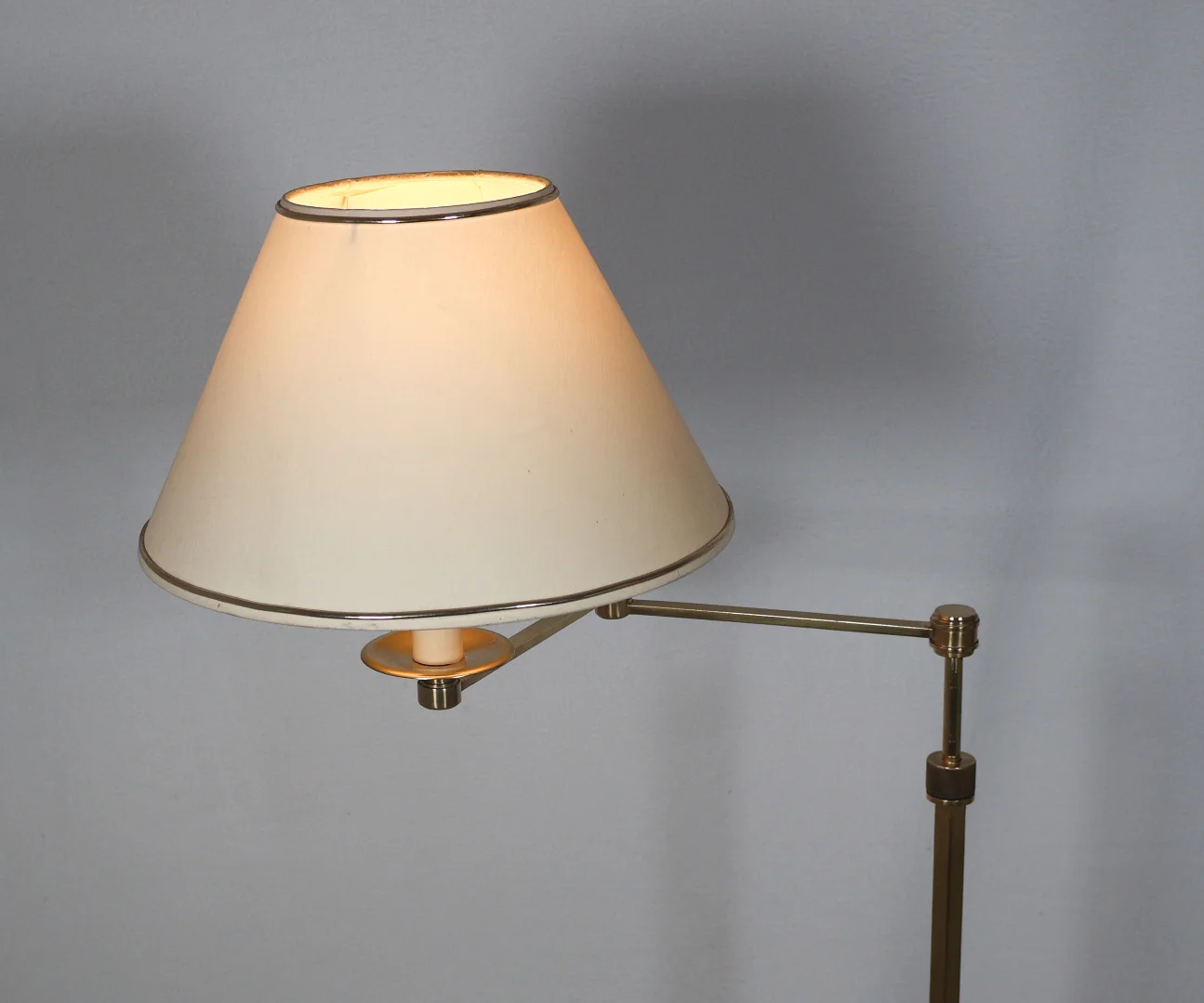 Lampadaire liseuse en bronze doré Maison Baguès, années 1970
