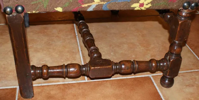 PAAR VAN 18DE C LOUIS XIII ARMSTOELEN VAN DE STIJL