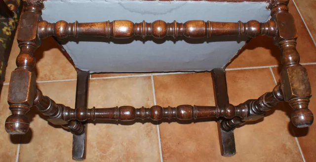 PAAR VAN 18DE C LOUIS XIII ARMSTOELEN VAN DE STIJL