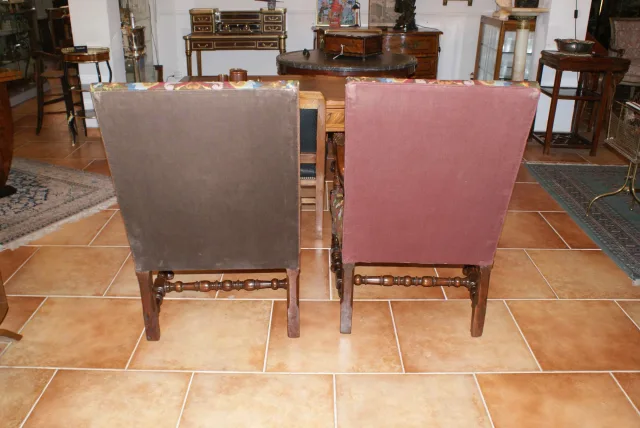 PAAR VAN 18DE C LOUIS XIII ARMSTOELEN VAN DE STIJL