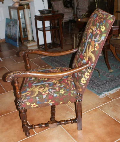 PAAR VAN 18DE C LOUIS XIII ARMSTOELEN VAN DE STIJL