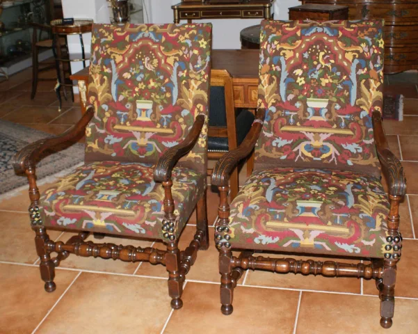 PAAR VAN 18DE C LOUIS XIII ARMSTOELEN VAN DE STIJL