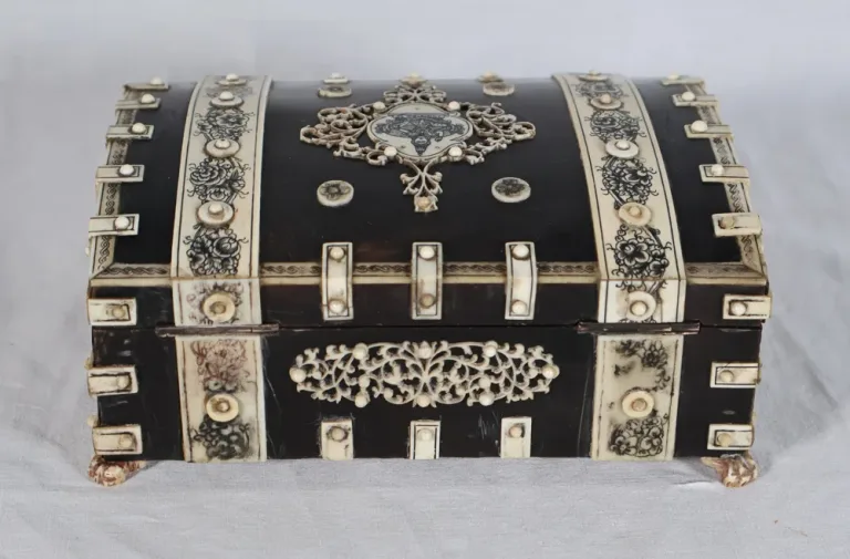 ANGLO INDIAN BOX