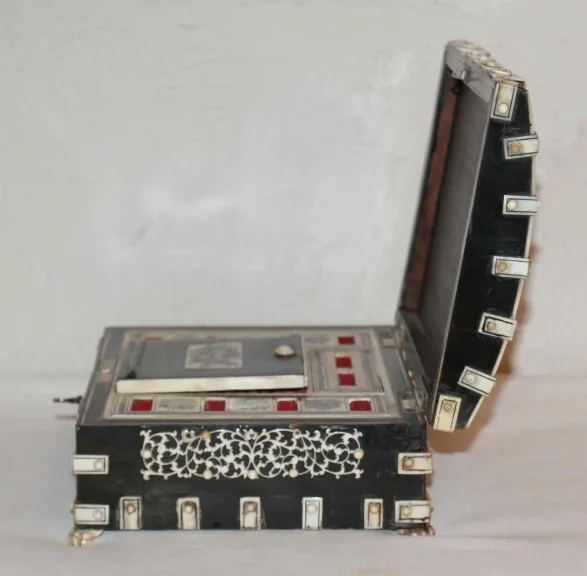ANGLO INDIAN BOX