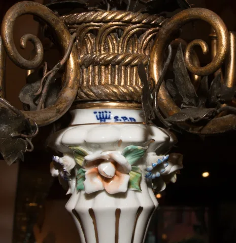 カポディモント磁器と金属ライト