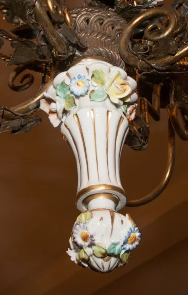 CAPODIMONTE PORZELLAN UND METALLLICHT