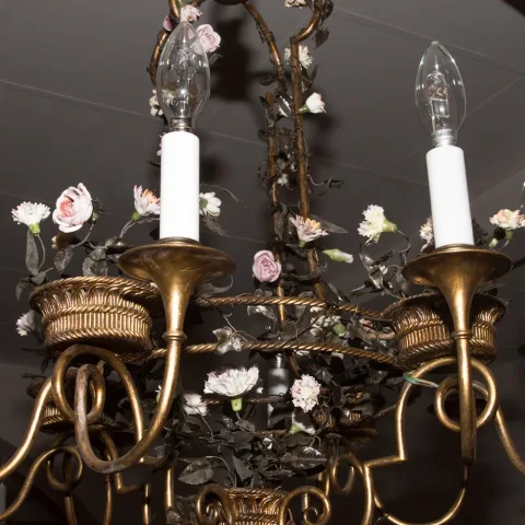 カポディモント磁器と金属ライト