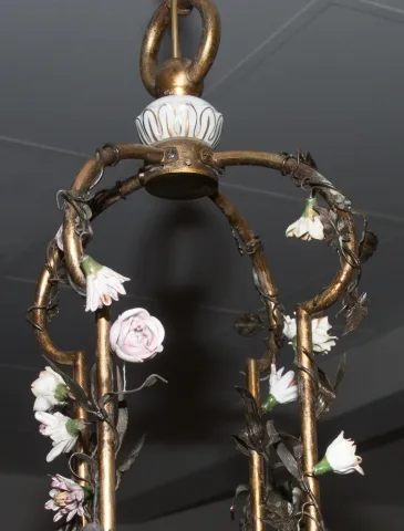 カポディモント磁器と金属ライト