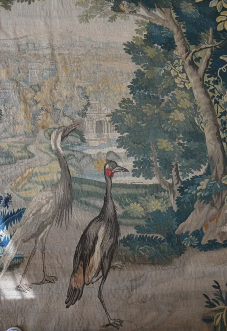 La Galerie Dor d'Aubusson présente une tapisserie à sujet de verdure aux oiseaux époque 17 eme