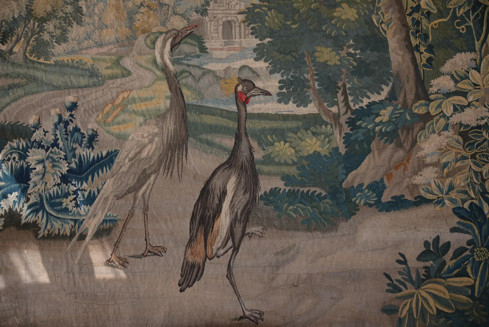 La Galerie Dor d'Aubusson présente une tapisserie à sujet de verdure aux oiseaux époque 17 eme