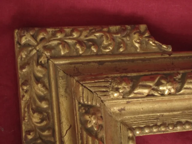 Cadre XVIII /XIX siècle, à Fronton  en bois doré sculpté de fleurs