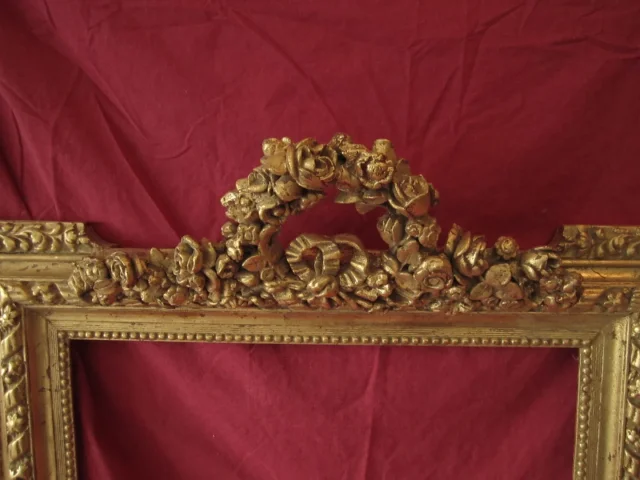 Cadre XVIII /XIX siècle, à Fronton  en bois doré sculpté de fleurs