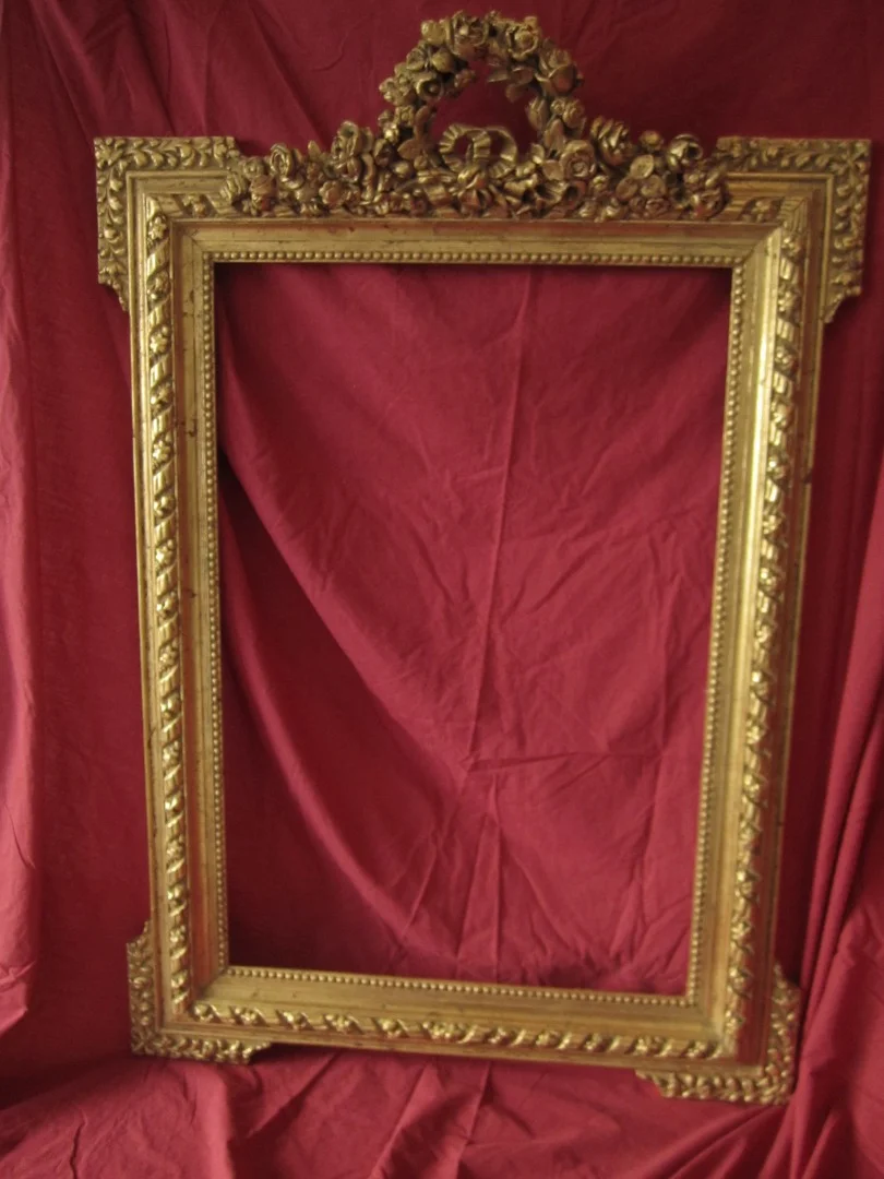 Cadre XVIII /XIX siècle, à Fronton  en bois doré sculpté de fleurs