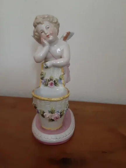Sujet en porcelaine de Saxe représentant un ange blond