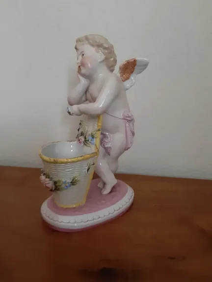 Sujet en porcelaine de Saxe représentant un ange blond