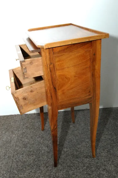 Petit meuble de salon  de style Louis XVI