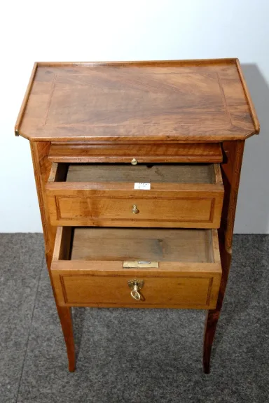 Petit meuble de salon  de style Louis XVI