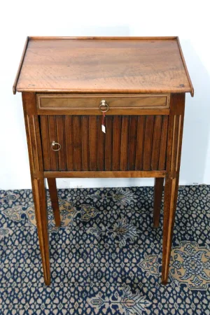 Petit meuble ouvrant par un rideau Epoque XIX